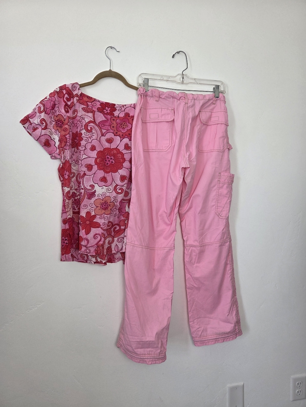 Koi By Kathy Peterson Scrub Set Pink Floral Cargo Pants Medical Nursing M/L - Picture 5 of 15